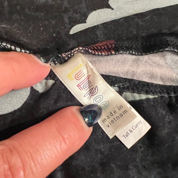 TC Lularoe legging with mountains 🏔️ on them - Picture 2 of 4